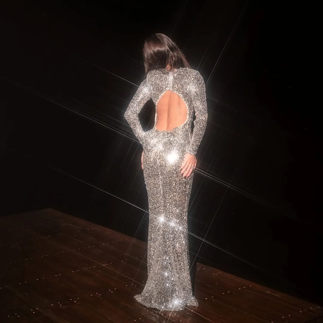 Beatriz em foto de estúdio, com luz montada e direção de arte