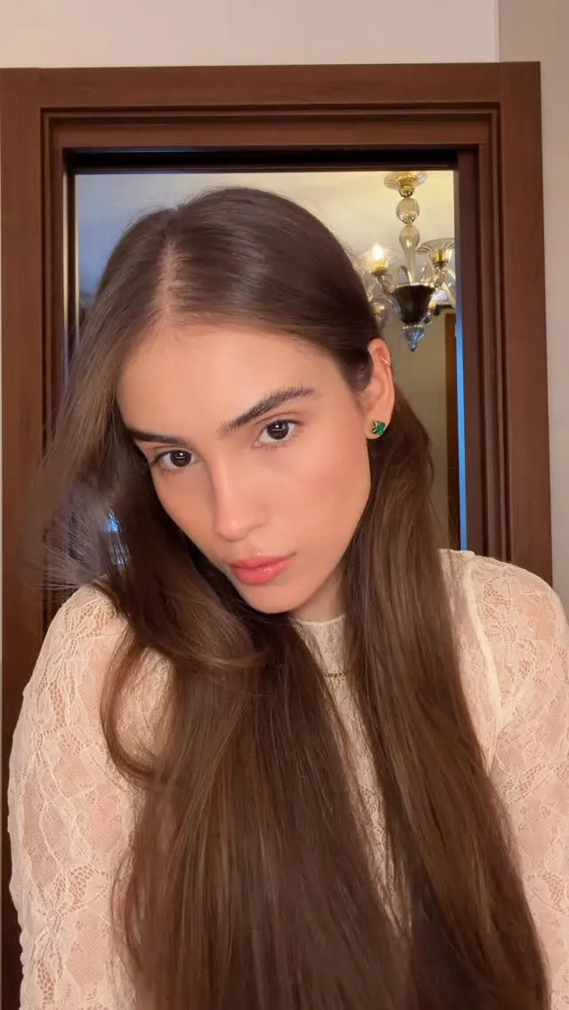 Beatriz mostrando o rosto em uma rotina de beleza