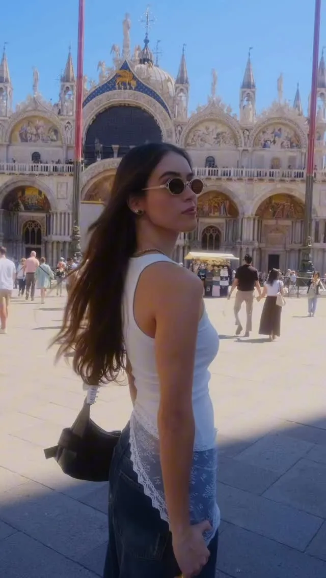 Beatriz de óculos em uma praça de Veneza, capa do Reel
