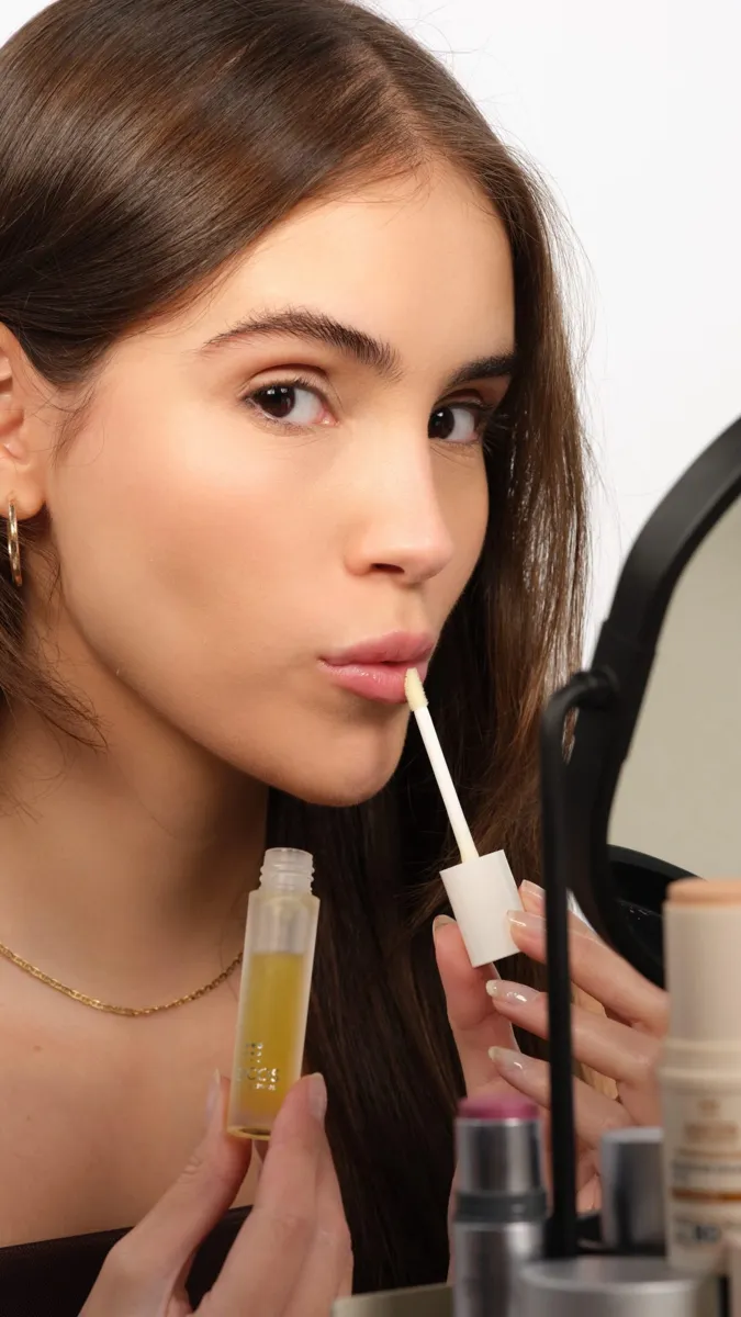Beatriz aplicando gloss nos lábios