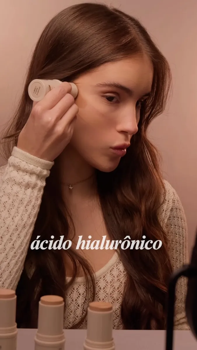 Aplicação de produto com ácido hialurônico