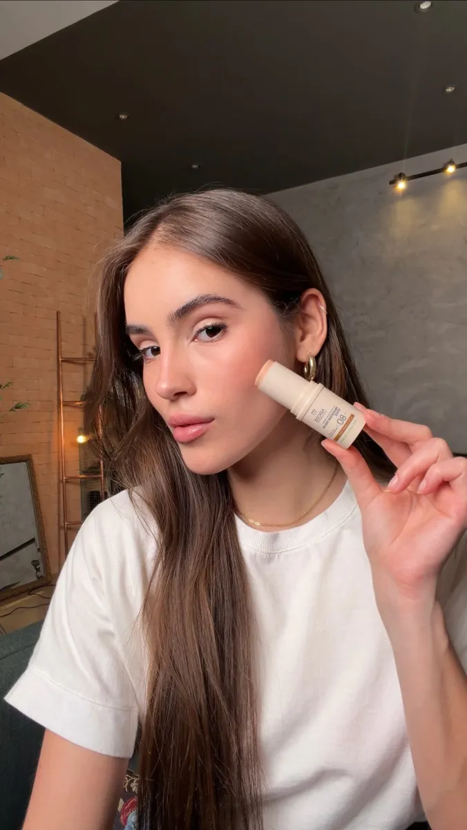 Beatriz apresentando um produto de maquiagem