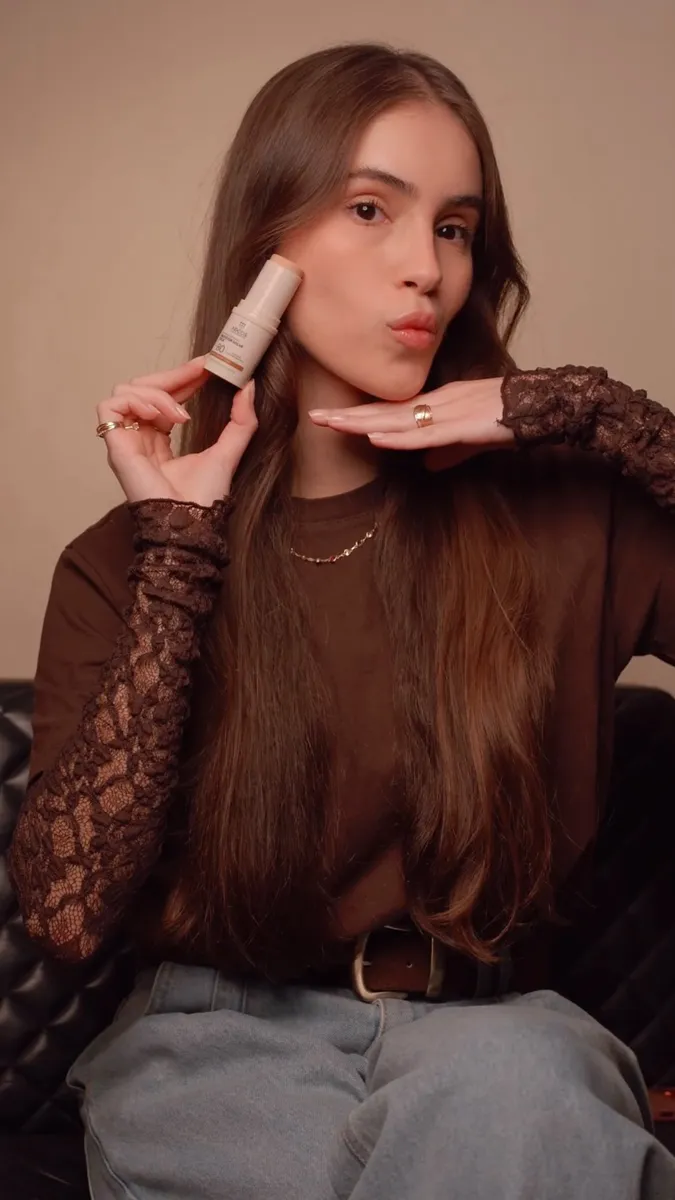 Beatriz apresentando um produto de skincare em bastão