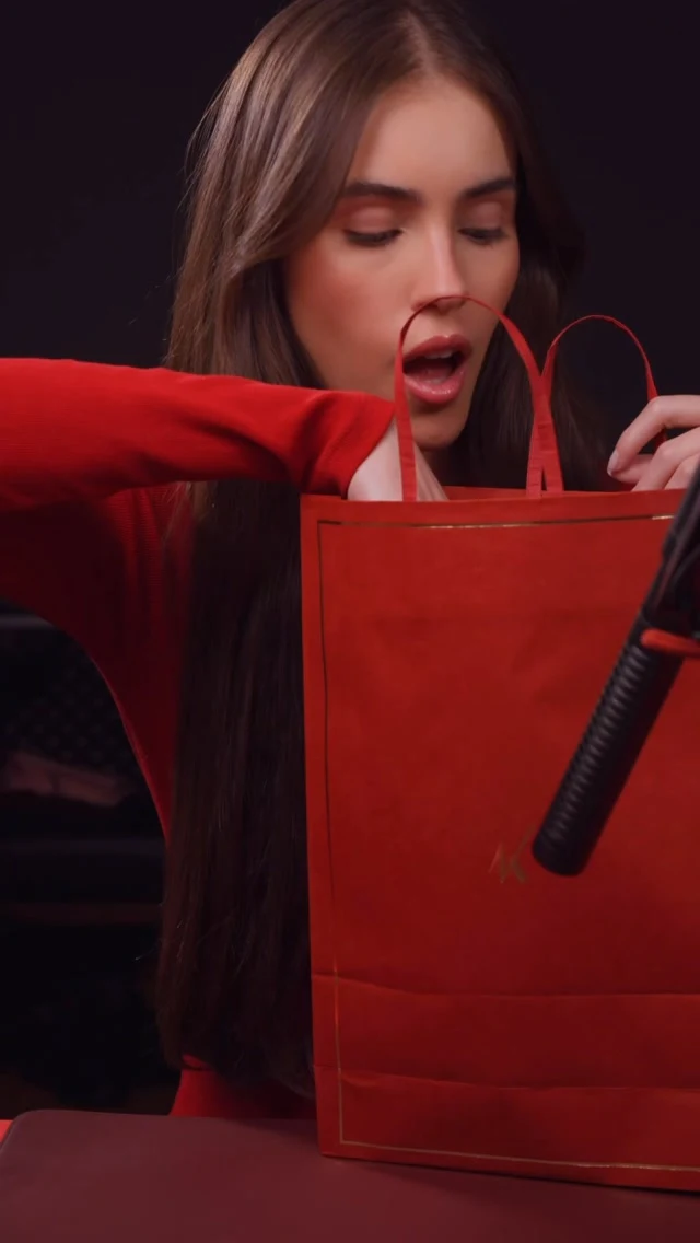 Beatriz abrindo uma sacola vermelha