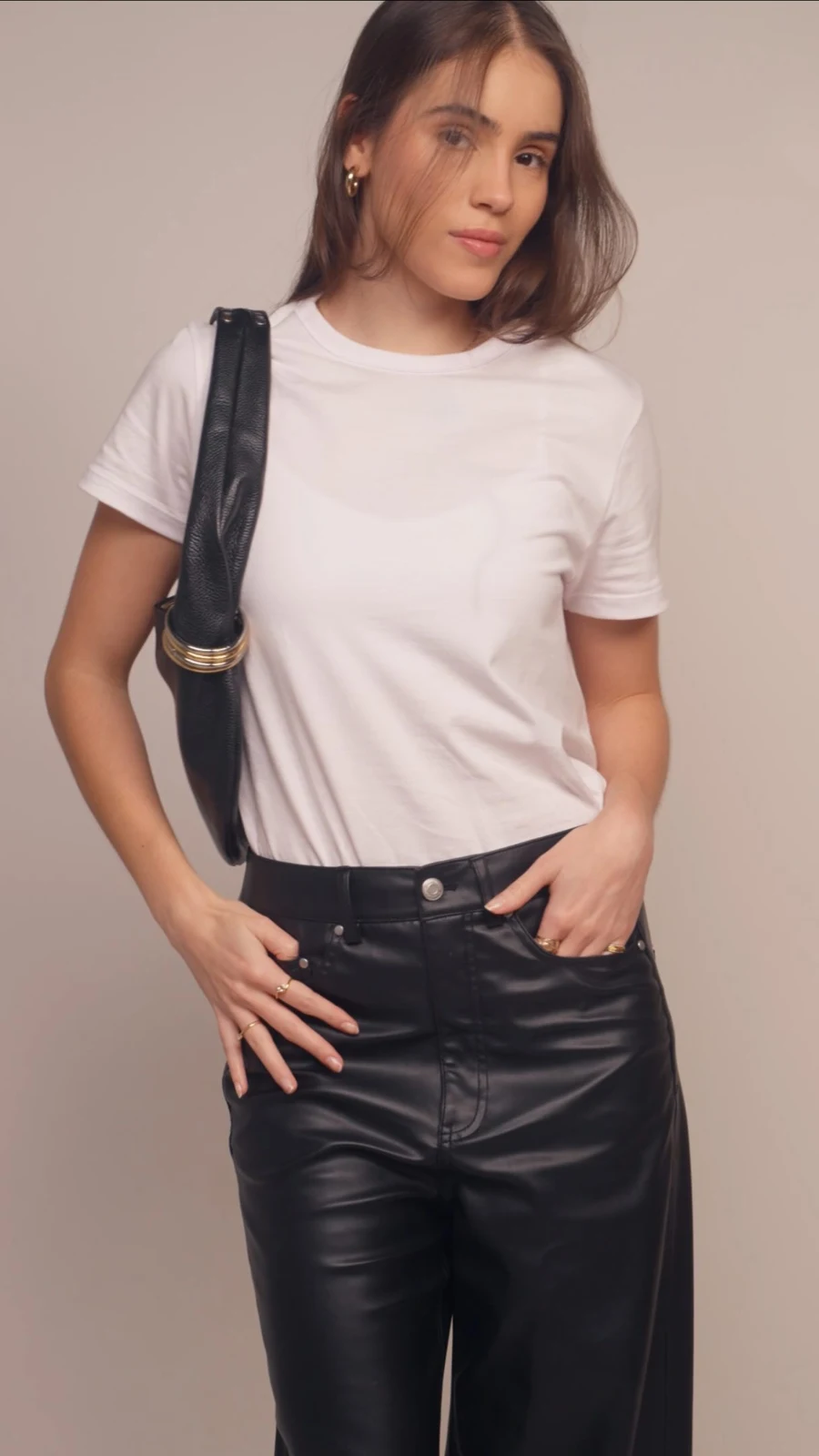 Beatriz com camiseta branca e calça preta